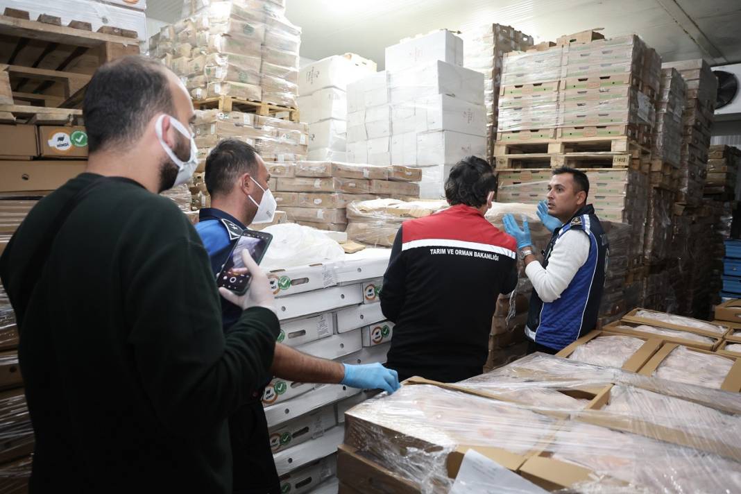 Tarihi geçmiş 25 ton tavuktan; Sucuk, pastırma, döner üretmişler! Kapılarına mühür vuruldu 3